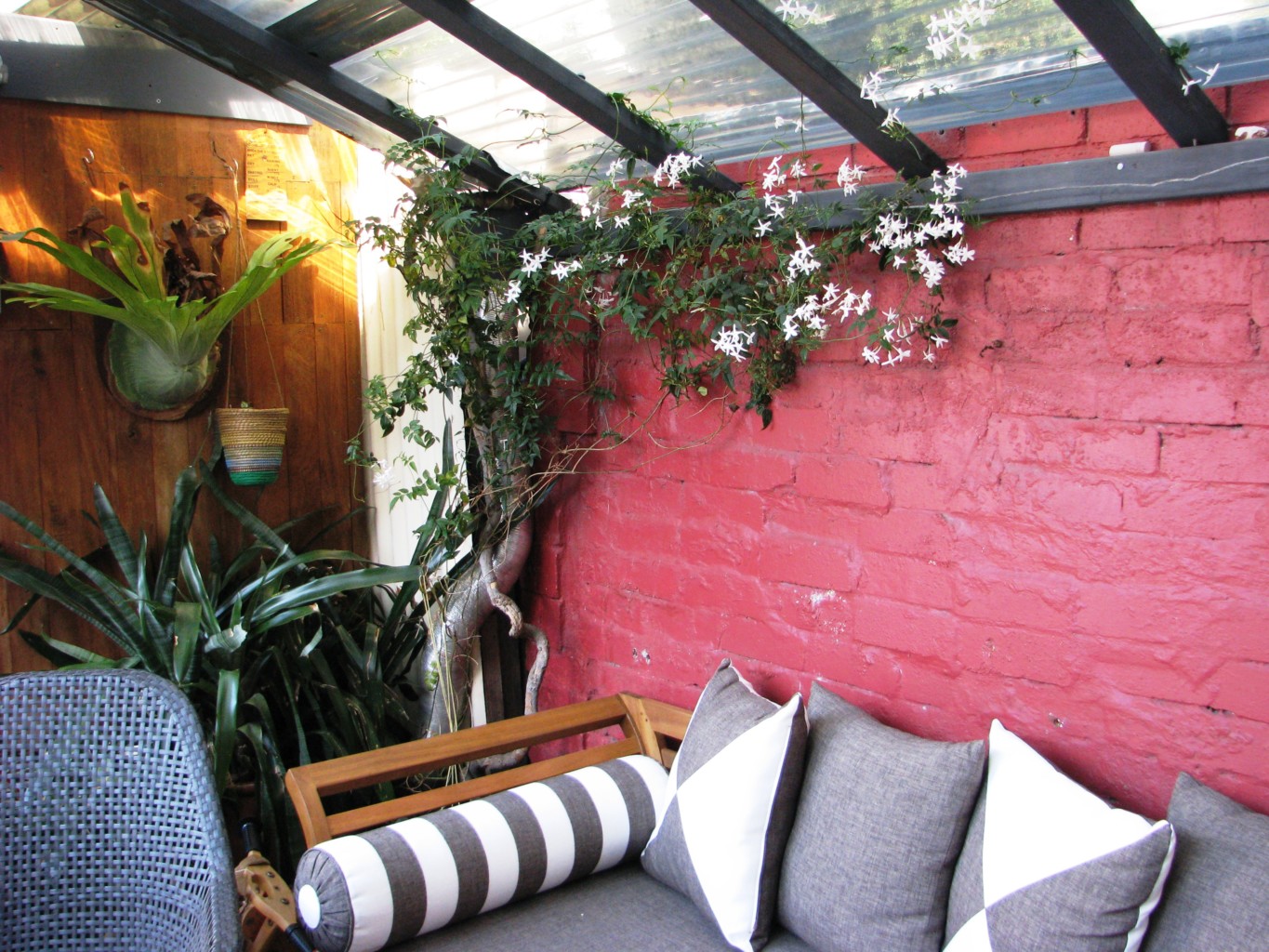 second-hand-cottage-patio